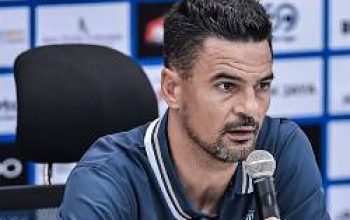 Carlos Pena Tegaskan Fokus Penuh ke Persita Meski Laga Persib vs Persija Jadi Sorotan Publik BRI Super League