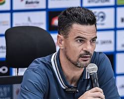 Carlos Pena Tegaskan Fokus Penuh ke Persita Meski Laga Persib vs Persija Jadi Sorotan Publik BRI Super League