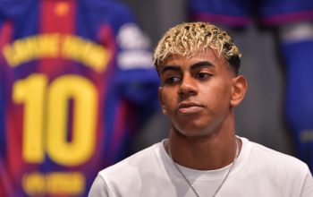 Penyerang Barcelona asal Spanyol, Lamine Yamal, menghadiri peresmian jersey nomor 10 miliknya di toko stadion Camp Nou pada Rabu (16/7/2025). (AFP/Manaure Quintero)