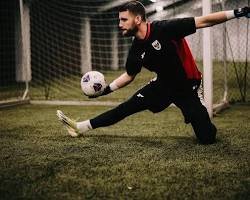 Kiper Timnas Indonesia Tegaskan Rumor Transfer ke Persib Tidak Benar