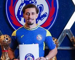 Arema FC amankan gelandang berpengalaman Gustavo Franca untuk memperkuat lini tengah usai dilepas Persija Jakarta.