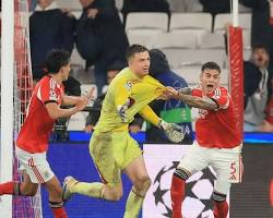 Gol langka sang kiper Benfica ke gawang Real Madrid langsung viral dan menghebohkan media Portugal