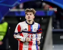 Pernyataan soal Real Madrid memicu sorotan publik, Lennart Karl akhirnya klarifikasi dan tegaskan komitmen bersama Bayern Munchen.