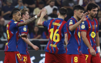 Hansi Flick puji kekompakan tim usai Barcelona menang meyakinkan 5-0 di Jeddah.