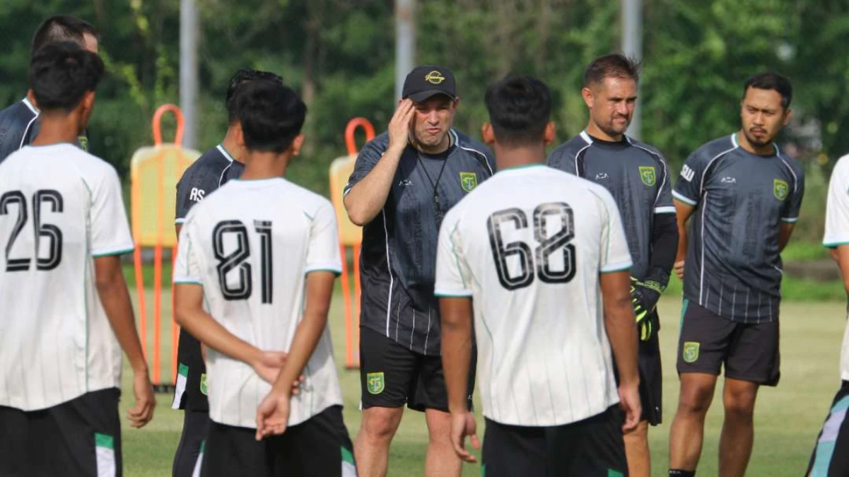 Bernardo Tavares mulai menerapkan sentuhan taktik jelang debutnya bersama Persebaya.