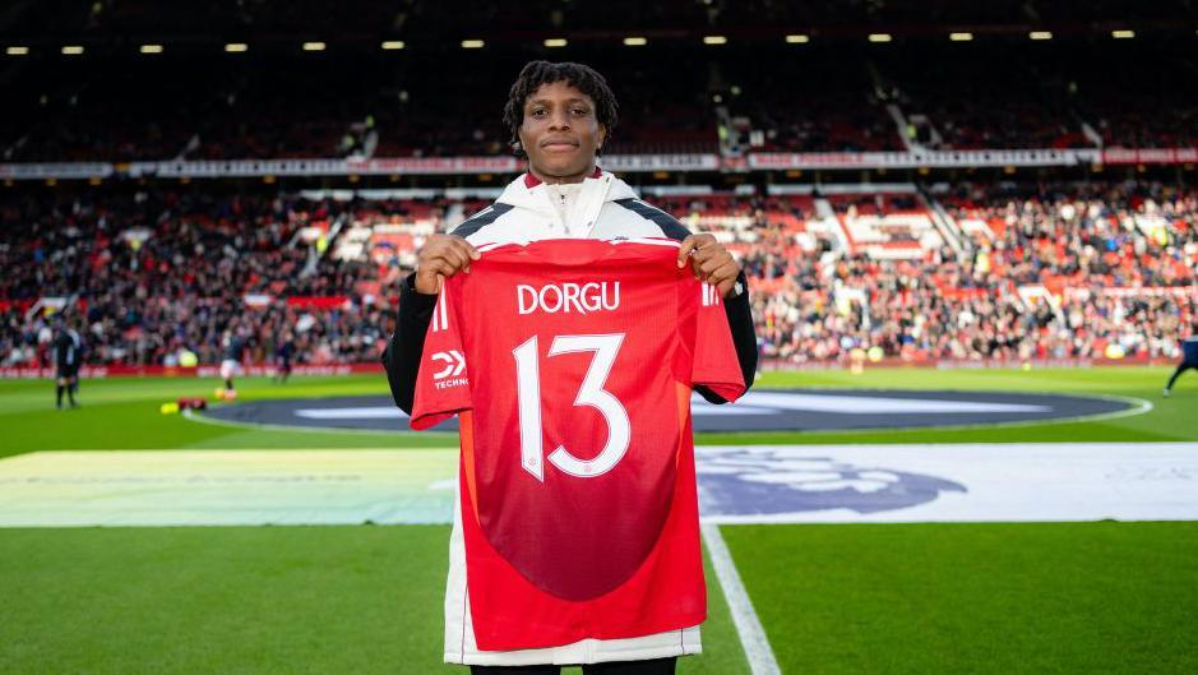 Dari Kritik Terbuka hingga Performa Gemilang, Bek Muda Denmark Ini Menunjukkan Mental Baja di Old Trafford