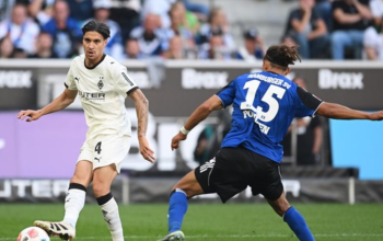 Kevin Diks dipercaya jadi starter saat Monchengladbach menahan imbang Hamburg SV tanpa gol.