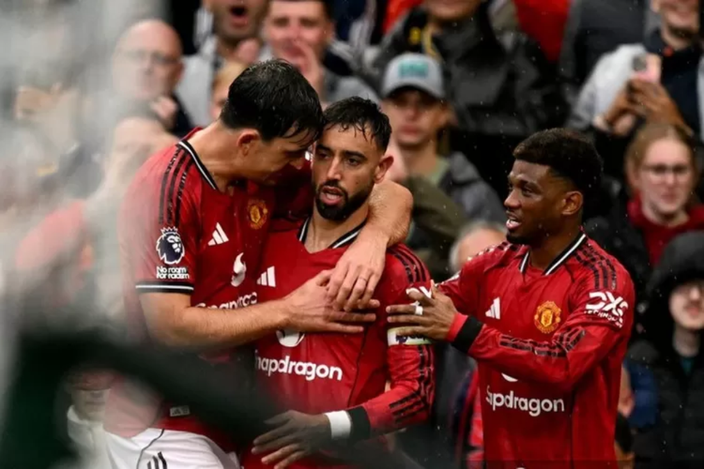 Carrick dipercaya memimpin hingga akhir musim, sementara manajemen memilih menahan aktivitas transfer dan fokus menjaga stabilitas tim.