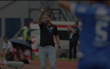 Mauricio Souza, saat memimpin tim nya melawan persib bandung pada laga ke 17 di stadion GBLA