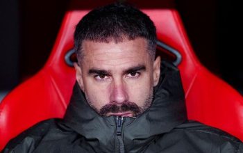 Real Madrid mulai mempertimbangkan masa depan Dani Carvajal seiring faktor usia, kebugaran, dan proyek regenerasi skuad, sementara peran sang bek veteran sebagai simbol loyalitas dan pemimpin tim tetap menjadi pertimbangan penting bagi Los Blancos.