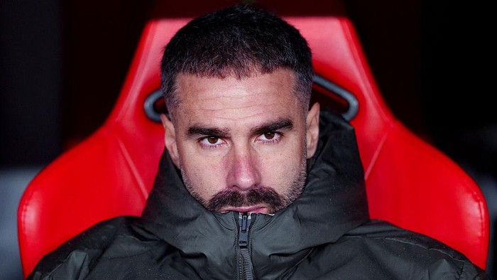 Real Madrid mulai mempertimbangkan masa depan Dani Carvajal seiring faktor usia, kebugaran, dan proyek regenerasi skuad, sementara peran sang bek veteran sebagai simbol loyalitas dan pemimpin tim tetap menjadi pertimbangan penting bagi Los Blancos.