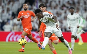 Real Madrid bangkit dari ketertinggalan dan tampil dominan untuk menaklukkan Real Sociedad 4-1, sekaligus merebut puncak klasemen.