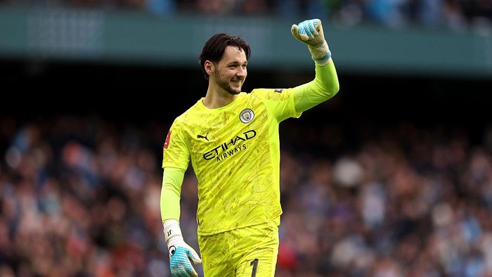 James Trafford kembali ke Manchester City dengan harapan besar, namun harus bersaing keras dan memulai dari peran sebagai pelapis.