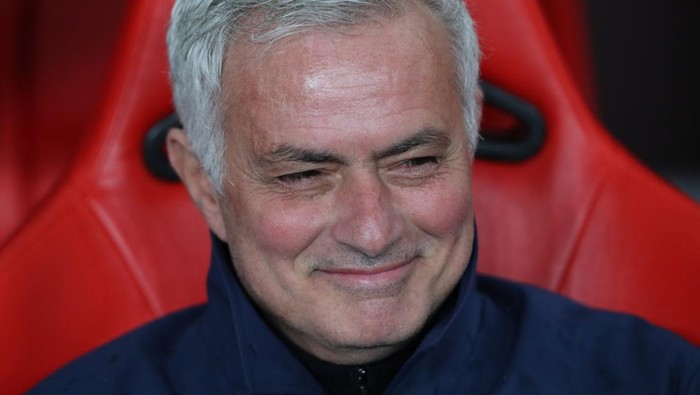 Jose Mourinho kembali dikaitkan dengan Real Madrid, memicu spekulasi tentang reuni yang bisa mengubah arah proyek klub.