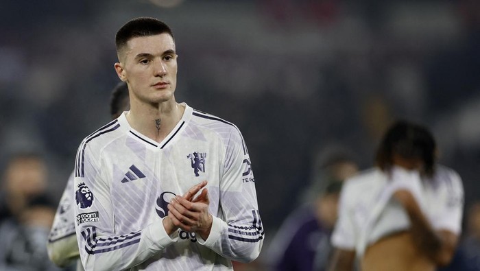 Performa impresif Benjamin Sesko memicu desakan agar ia mendapat tempat utama di lini depan Manchester United.