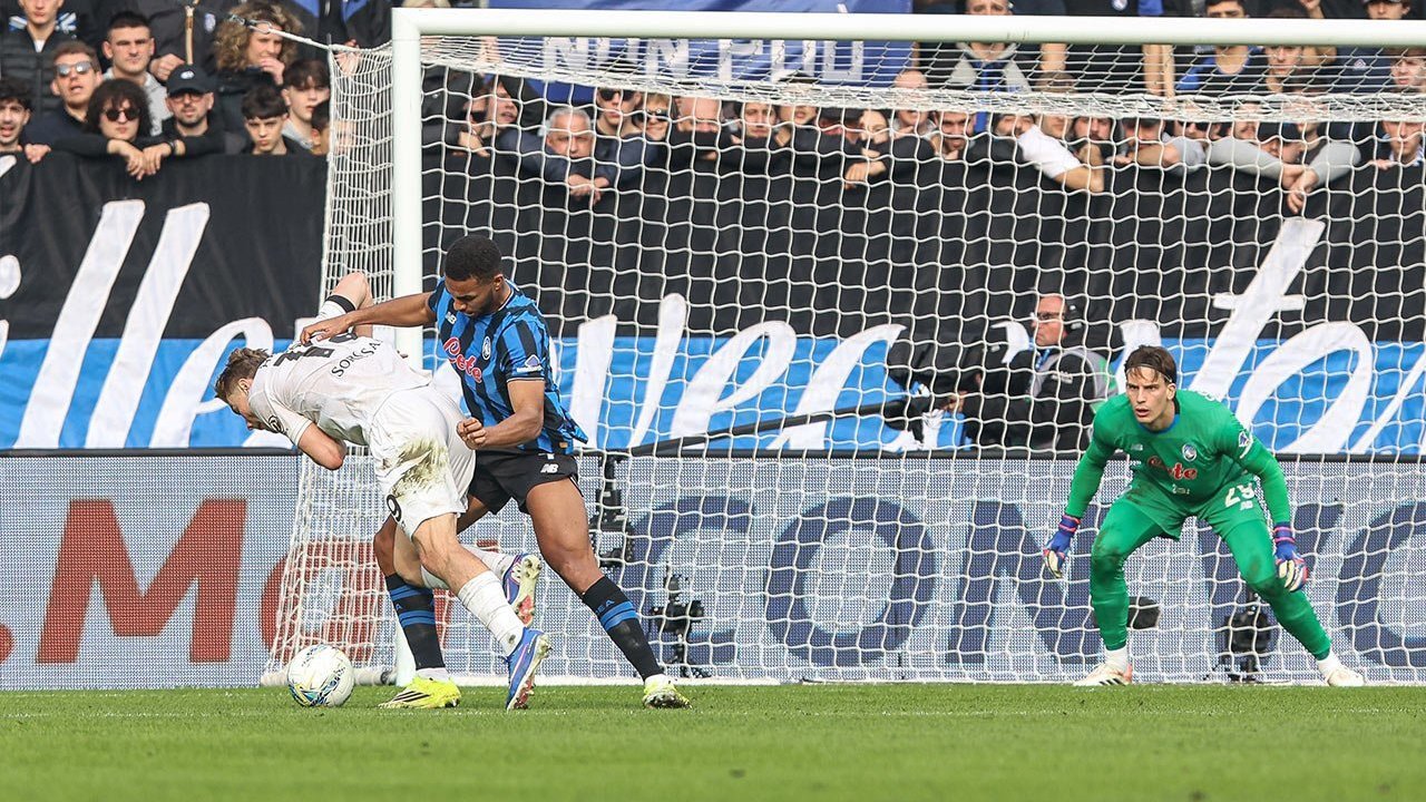 Napoli Frustrasi Usai Kalah dari Atalanta, Dua Keputusan Wasit Jadi Sorotan