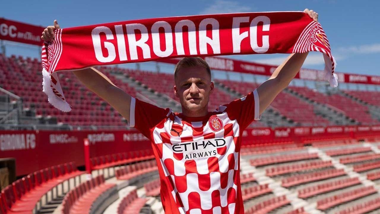 Karier Terganjal, Cinta Menemukan Jalan: Donny van de Beek Bertunangan di Tengah Tantangan di Girona