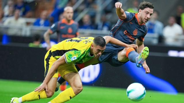 Pemain Sassuolo, Jay Idzes, berusaha menghadang tendangan pemain Inter Milan
