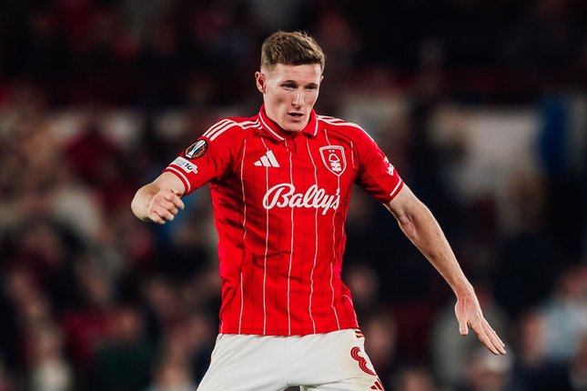 Gelandang Nottingham Forest,