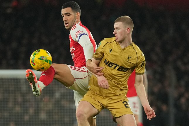Duel Mikel Merino dan Adam Wharton dalam laga Carabao Cup