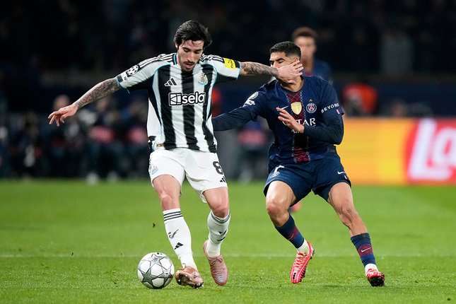 Sandro Tonali diadang oleh Achraf Hakimi