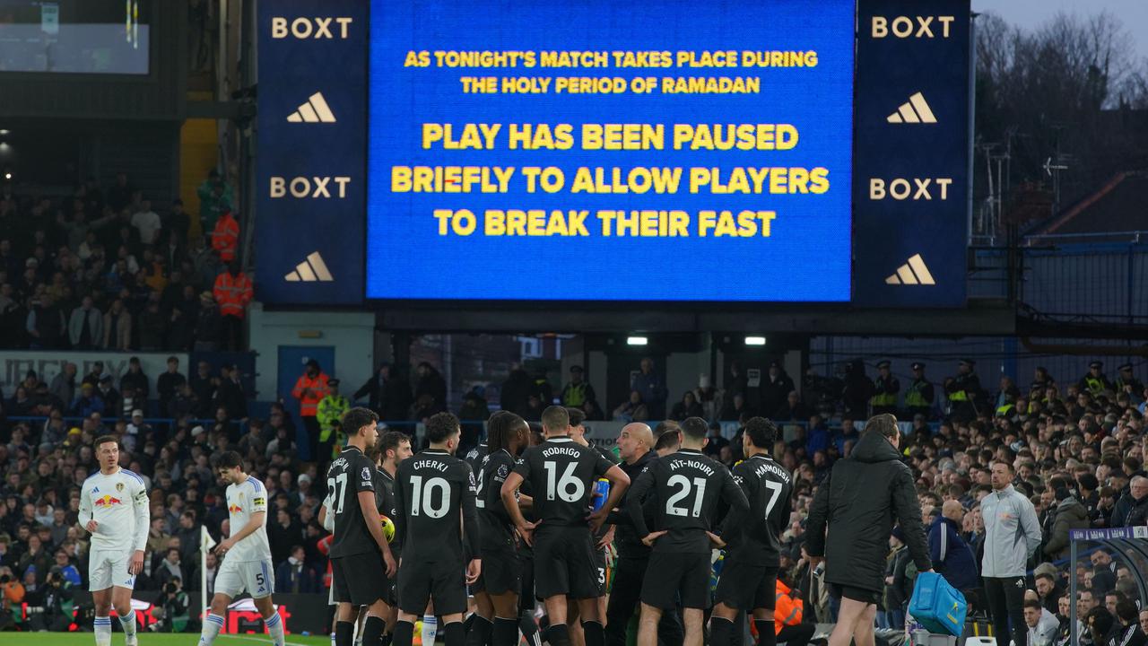 Guardiola Minta Suporter Hormati Ramadan Setelah Jeda Minum Disoraki di Elland Road