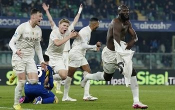 Gol dramatis Romelu Lukaku di menit akhir memastikan SSC Napoli mencuri tiga poin penting dari markas Hellas Verona F.C. dalam lanjutan Serie A.