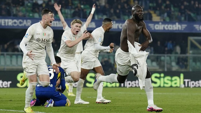 Gol dramatis Romelu Lukaku di menit akhir memastikan SSC Napoli mencuri tiga poin penting dari markas Hellas Verona F.C. dalam lanjutan Serie A.