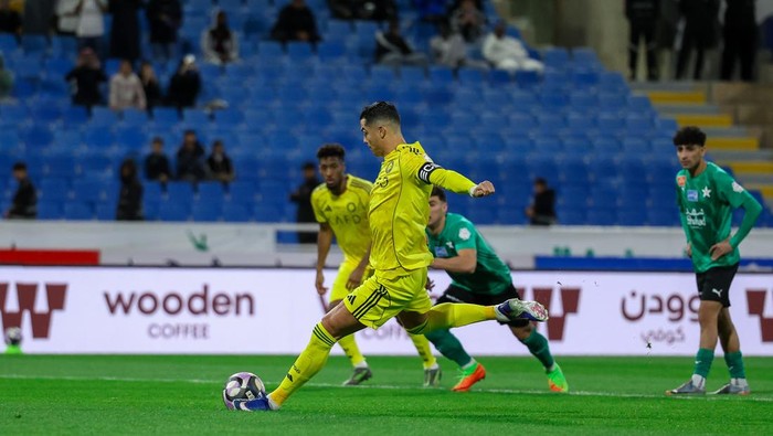 Ronaldo gagal penalti, tetapi Al Nassr tetap bangkit dan amankan tiga poin penting.