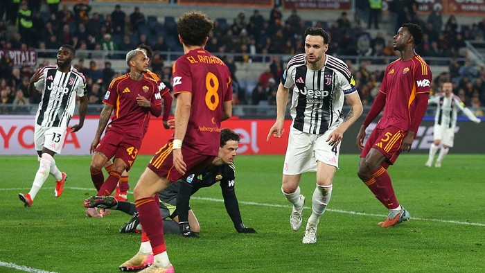Duel sengit AS Roma kontra Juventus di Serie A berakhir imbang setelah kedua tim saling berbalas gol sepanjang 90 menit.
