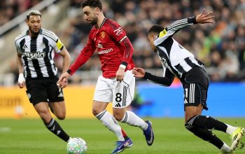 Newcastle United tunjukkan mental baja saat menaklukkan Manchester United meski bermain dengan 10 orang.