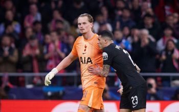 Schmeichel dan Joe Hart Beri Dukungan untuk Antonin Kinsky Usai Debut Buruk di Liga Champions