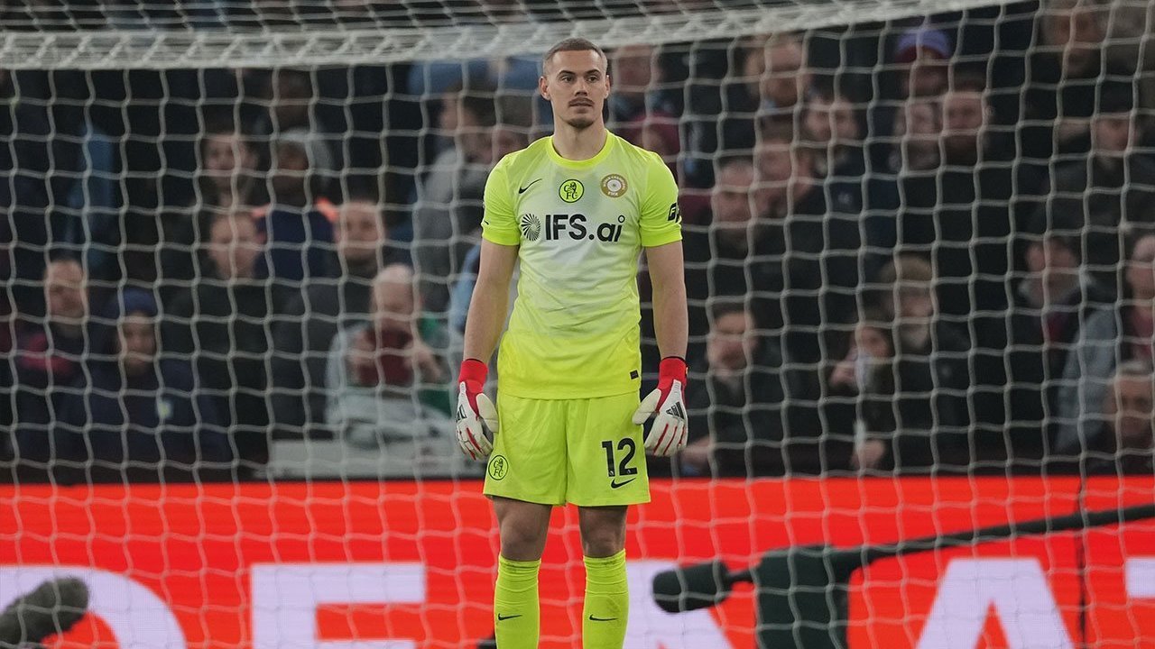 Blunder Kiper Jadi Sorotan, Liam Rosenior Dilema Pilih Jorgensen atau Sanchez