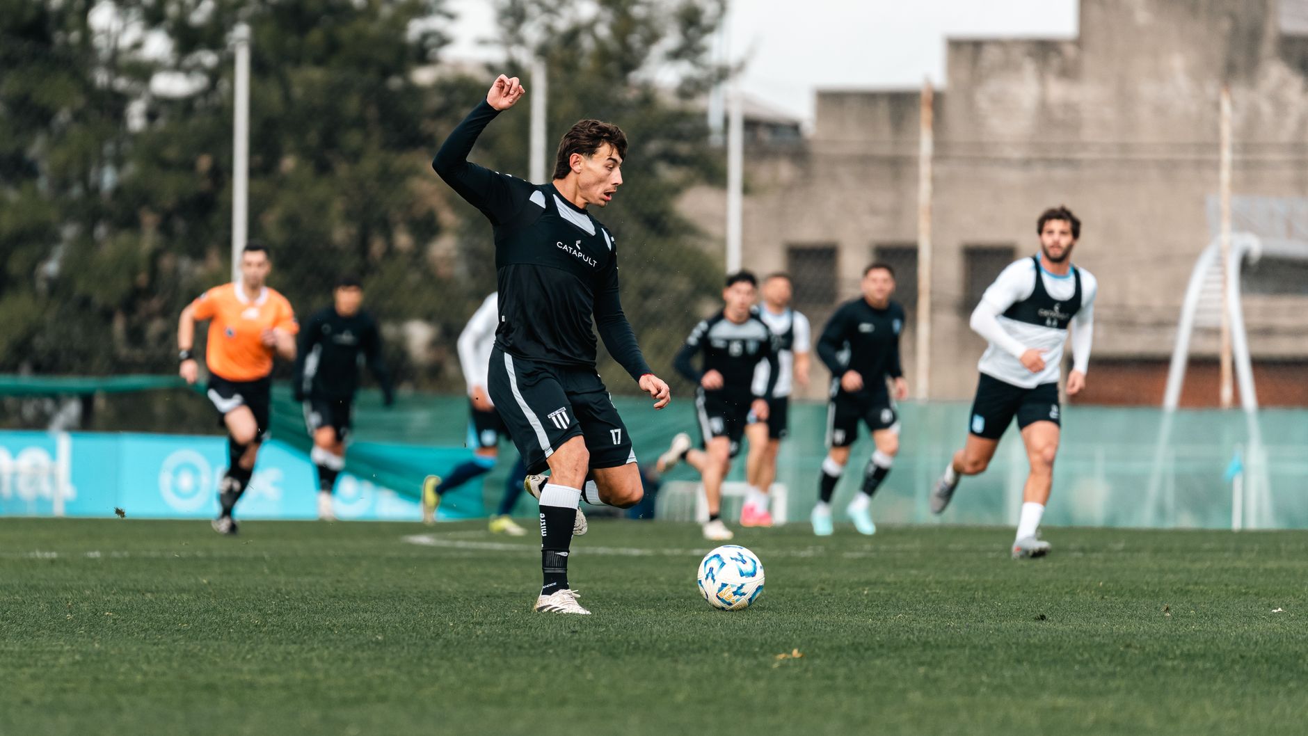 Pemain sepak bola profesional dalam aksi selama sesi latihan di lapangan.