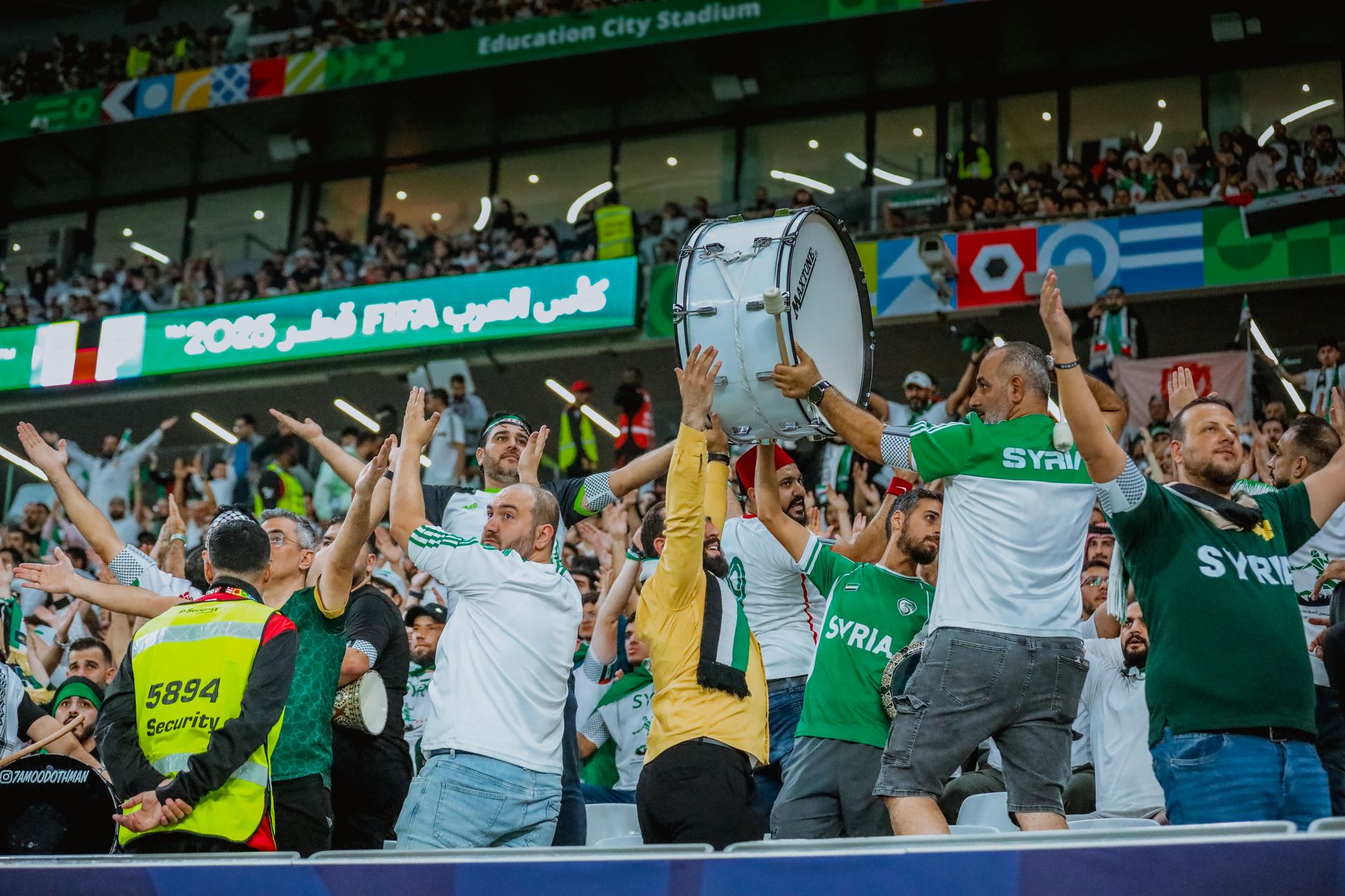 Penggemar Suriah yang bersorak merayakan di acara FIFA di Doha, Qatar, menampilkan dukungan yang bersemangat.
