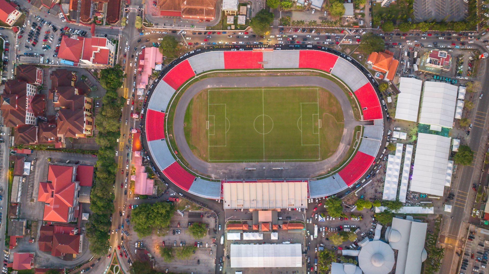 Rekaman drone stadion sepak bola di Kota Bharu, dikelilingi oleh lanskap perkotaan.