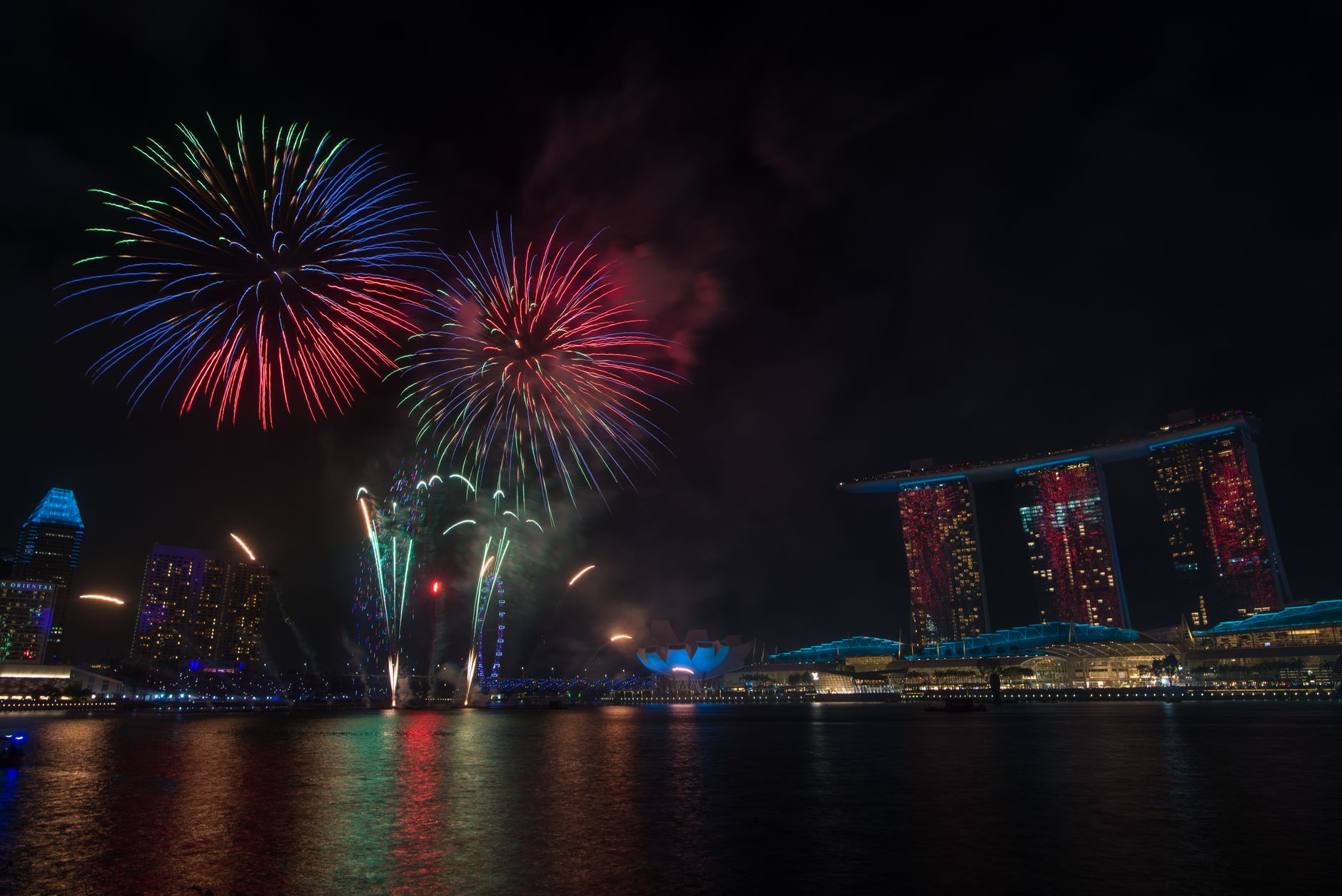 Kembang api yang cerah menerangi cakrawala Marina Bay Singapura pada malam tahun baru.