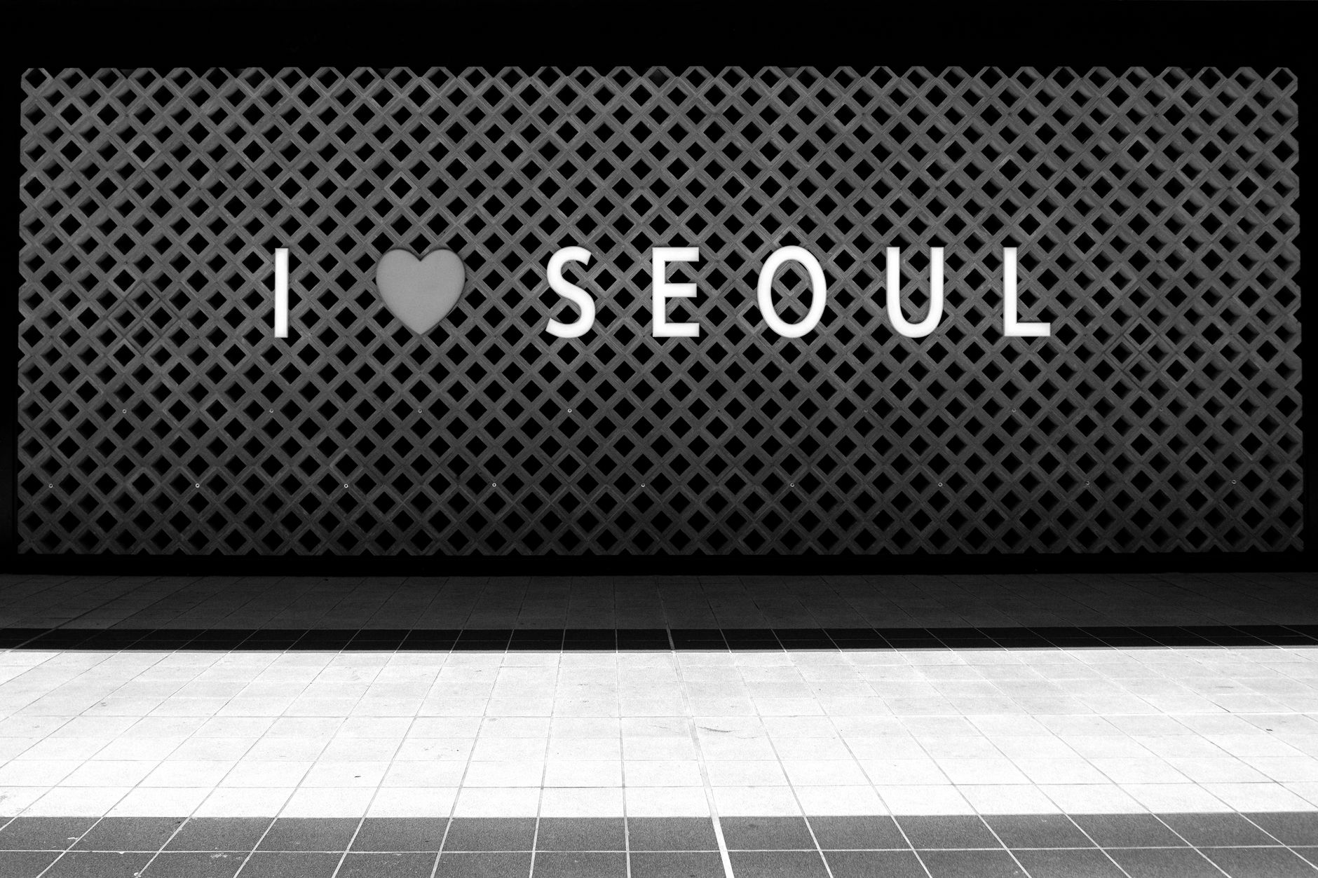 Tulisan artistik monokrom bertema "I Love Seoul" dengan simbol hati.