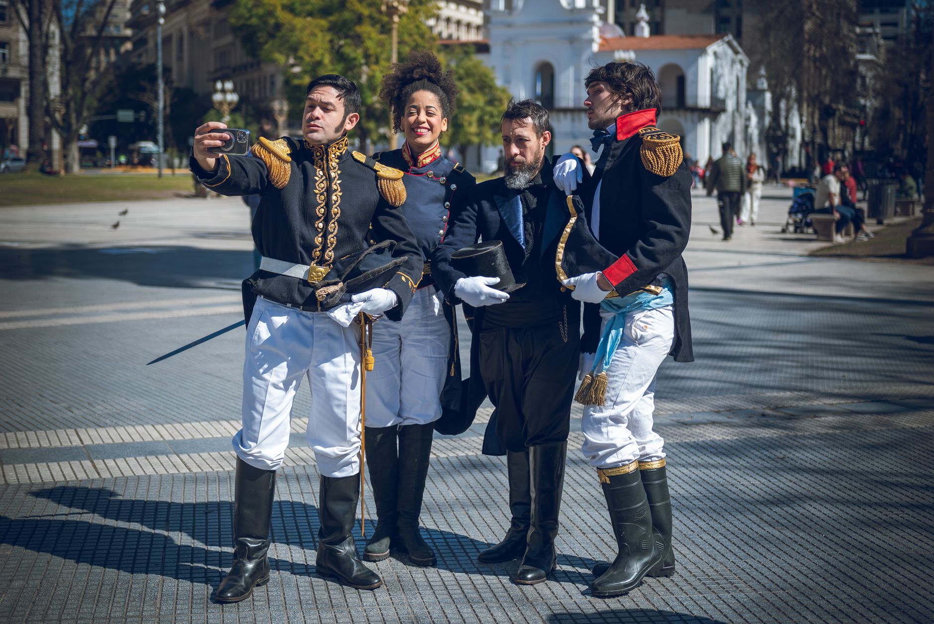 Aktor dalam seragam militer bersejarah mengambil selfie di Plaza de Mayo, Buenos Aires, Argentina.