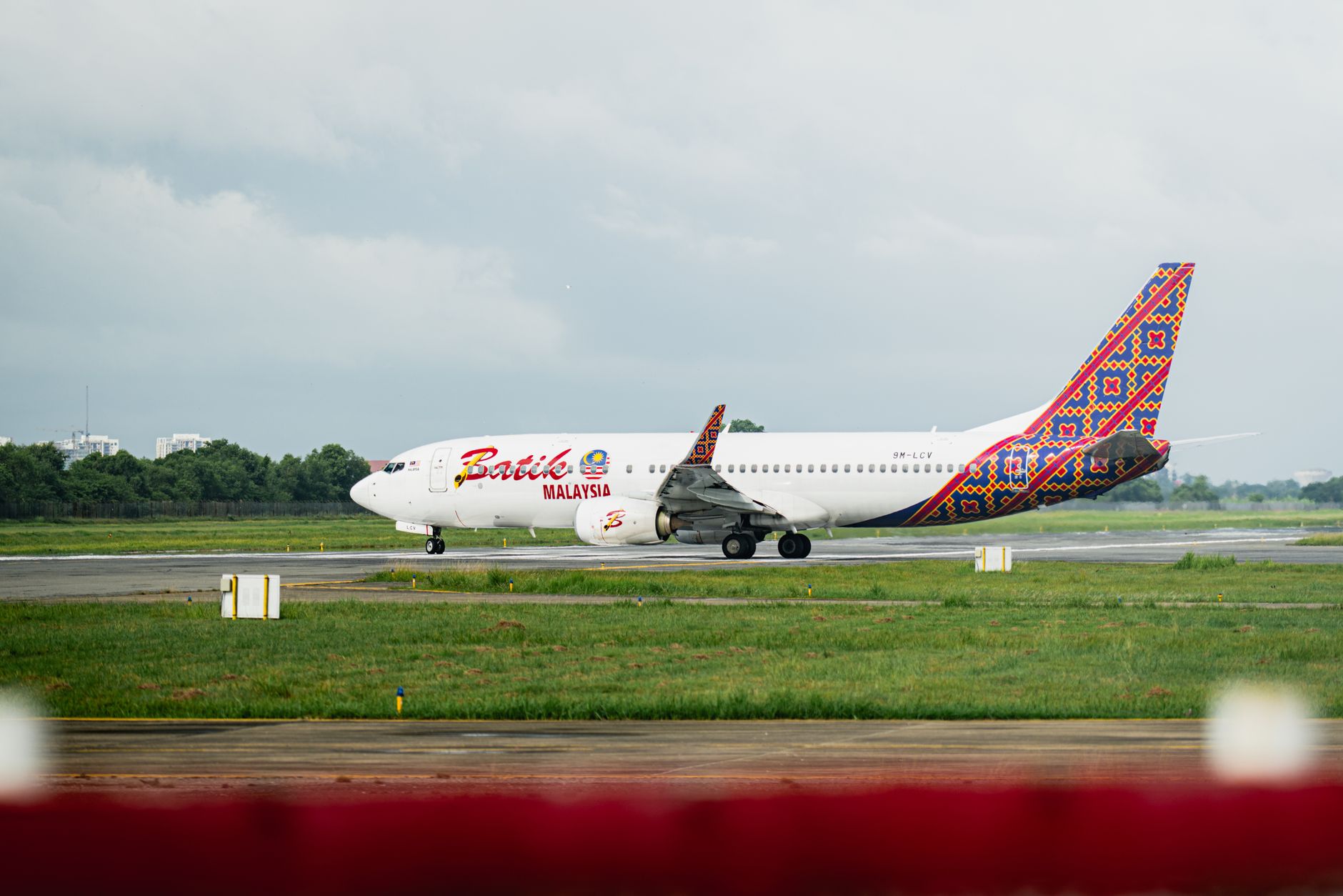 Pesawat Batik Air Malaysia siap lepas landas pada hari yang cerah di Kedah.