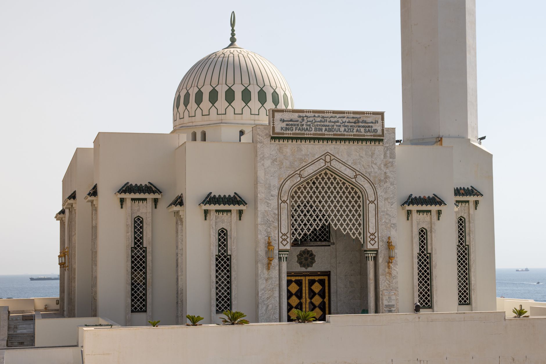 Tampilan depan Masjid Ibrahim-al-Ibrahim di Gibraltar dengan latar langit yang cerah.