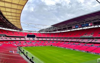 Temukan keajaiban arsitektur Stadion Wembley di London, sebuah venue olahraga kelas atas.