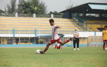 Aksi sepak bola dinamis yang diambil selama pertandingan di Jakarta, Indonesia.