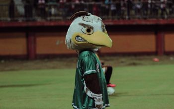 Maskot elang di lapangan selama pertandingan sepak bola di Bangkalan, Jawa Timur.