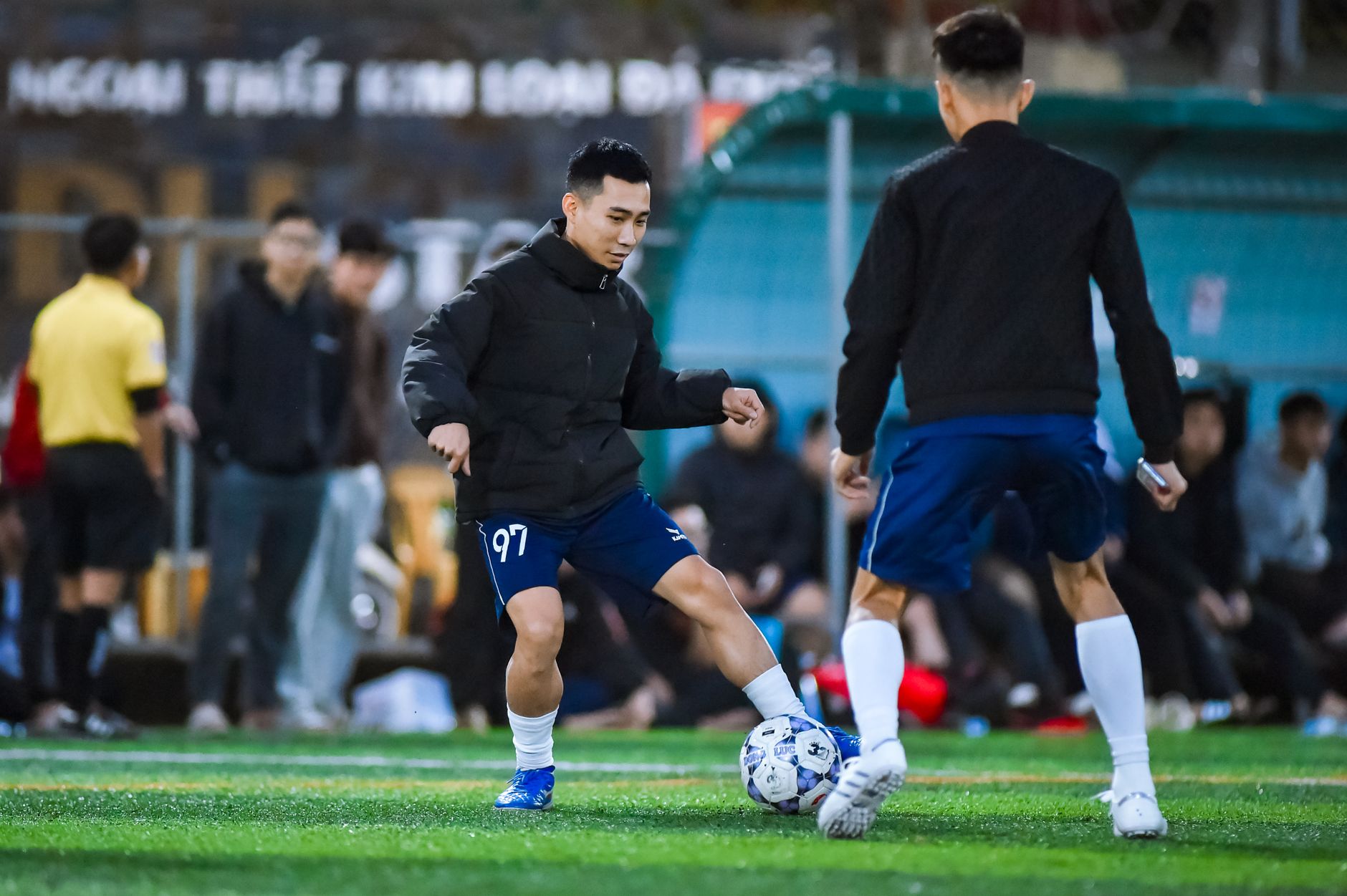 Momen penuh aksi dari pemain sepak bola muda dalam pertandingan yang semarak di lapangan Hanoi.