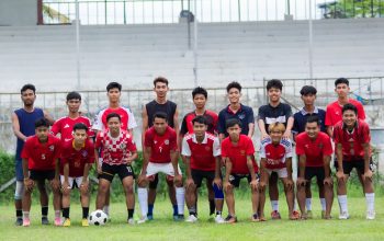 Sekelompok pemuda berpose sebagai tim sepak bola di Myawadi, Myanmar.