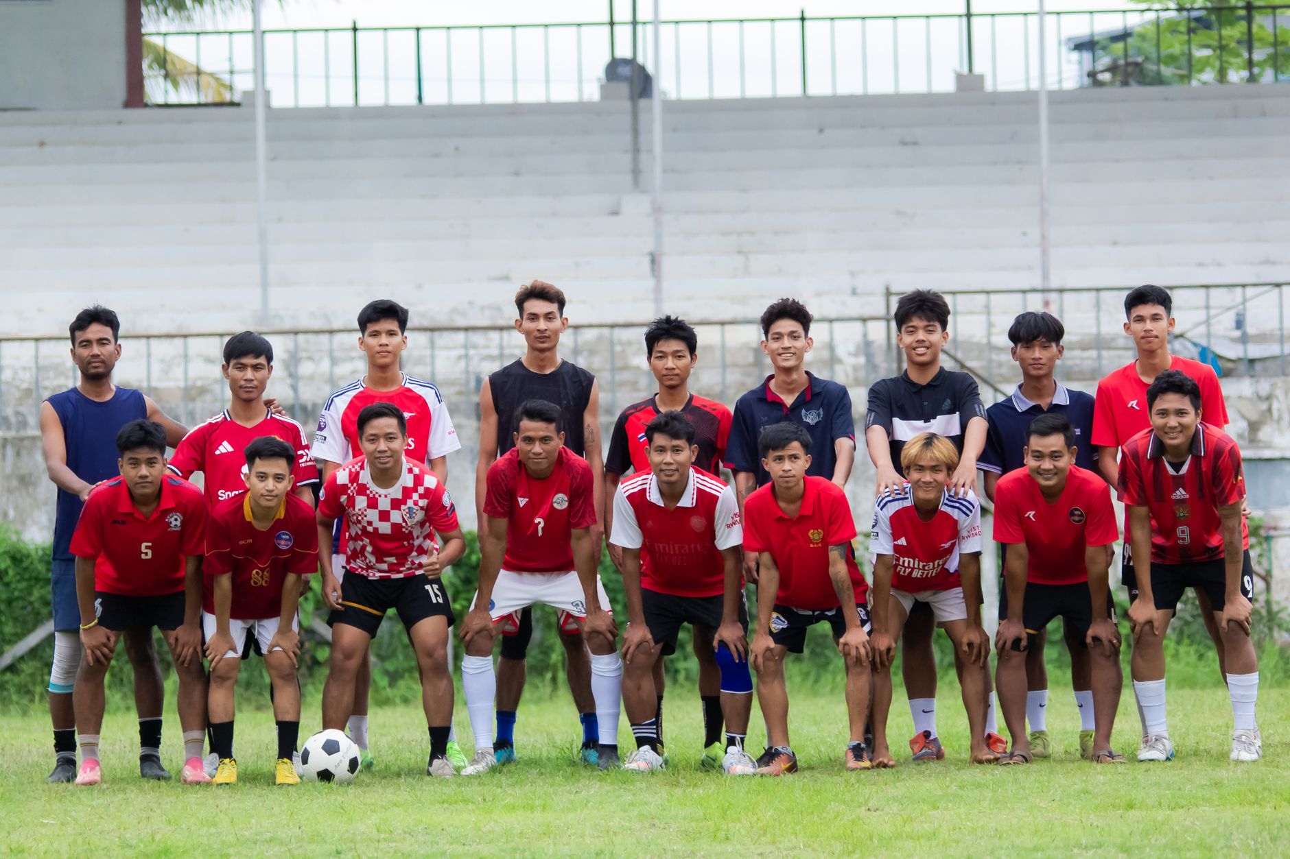 Sekelompok pemuda berpose sebagai tim sepak bola di Myawadi, Myanmar.
