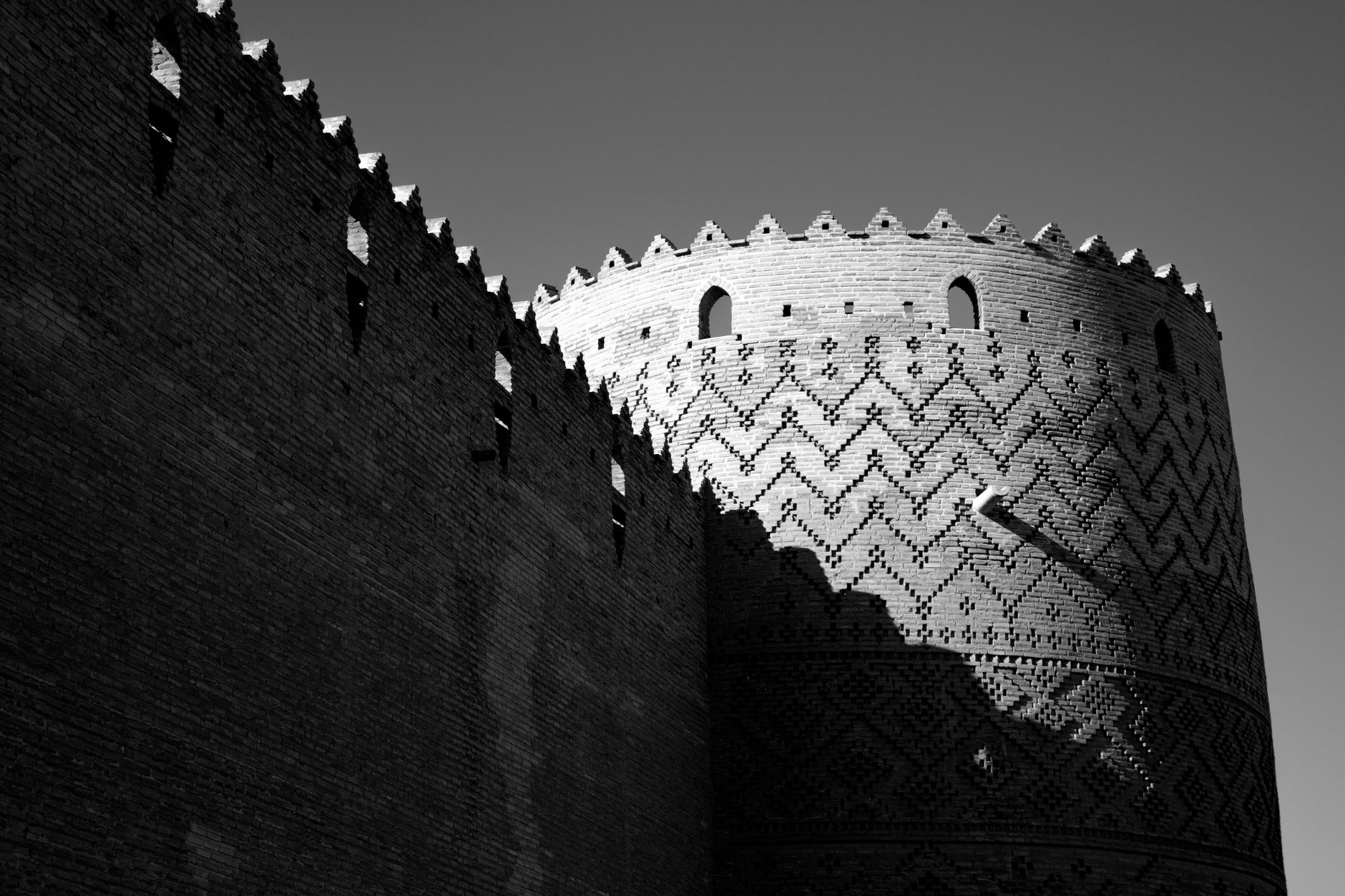 Foto hitam-putih yang dramatis dari Kastil Karim Khan di Shiraz, Iran.