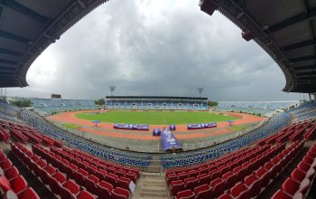Pandangan sudut lebar dari stadion olahraga di Yangon, Myanmar dengan awan hujan di atas.