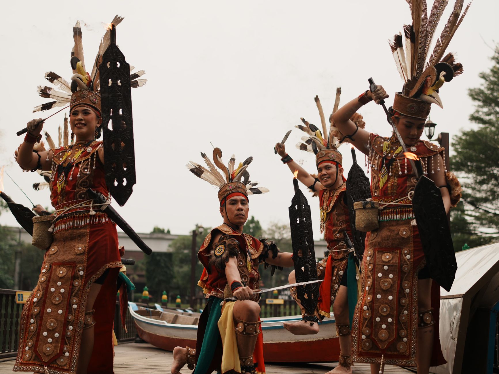 Pertunjukan cerah penari Dayak dalam pakaian tradisional, menampilkan warisan budaya di Jakarta.
